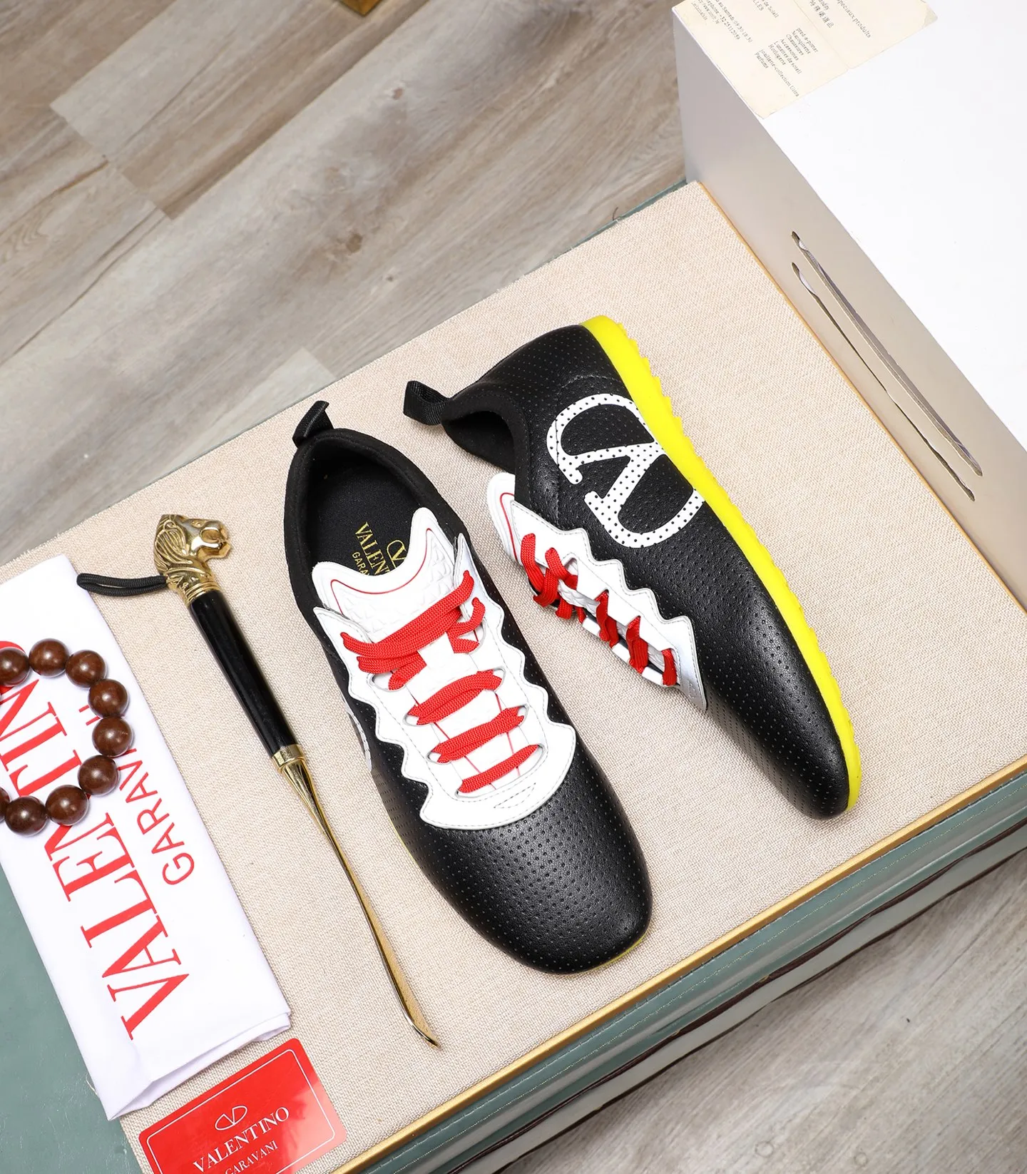 Men's Men's Shoes 💰620 VALENTINO 🌹🌹🌹2025 Valentino's latest spring sneakers! The counter 🔥 recommends RUNBOOT, which is lightweight and comfortable. It has a multi-functional design that integrates blue sneakers, running shoes, and fashionable sneakers to create a cool on-foot effect. ♥️♥️Fashionable sneakers that are sought after by many popular celebrities and fashion influencers♥️♥️. 👉All-round original 1:1 high-end production 👉Fabrics: Two options: delicate, soft and comfortable eyelet lambskin and high-end technical fabrics 👍Super soft suede special lining inside 👍Outsole wear-resistant TPU material 👍Full set of original counter packaging